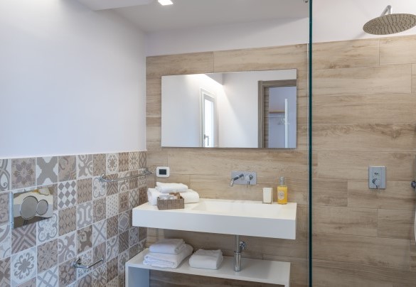 Bagno ensuite con doccia al primo piano – Villa Provenza