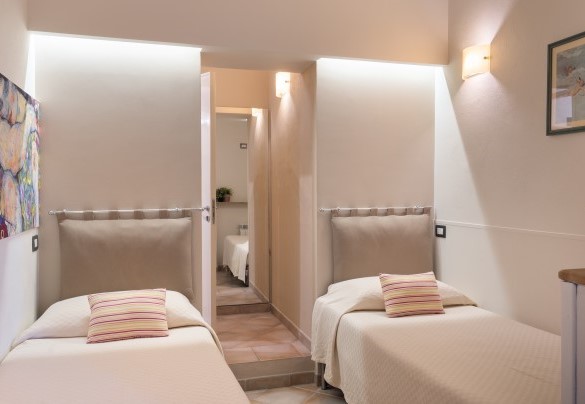 Camera doppia al piano terra con bagno ensuite – Villa Provenza