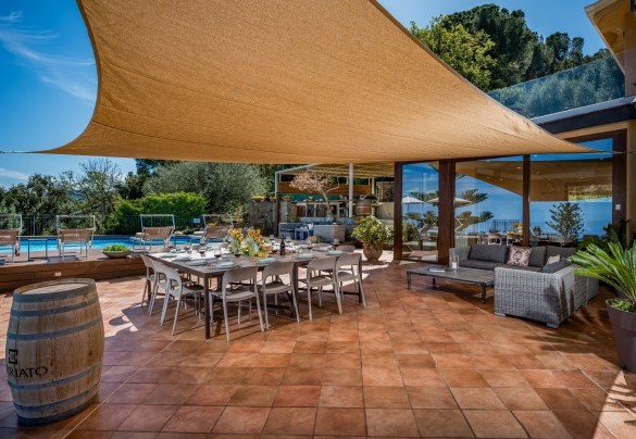 Zona pranzo esterna - Villa Provenza