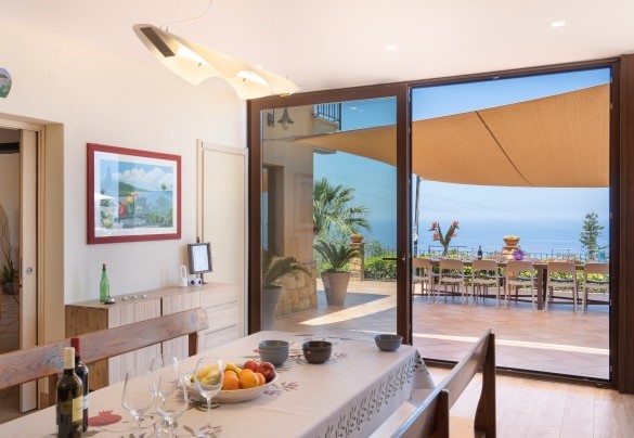 La cucina con vista sulla zona pranzo esterna – Villa Provenza