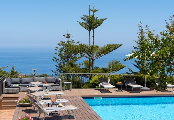 La vista mare dalla piscina – Villa Provenza