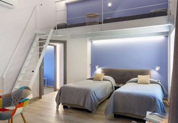 Camera doppia con soppalco e bagno ensuite al primo piano– Villa Provenza