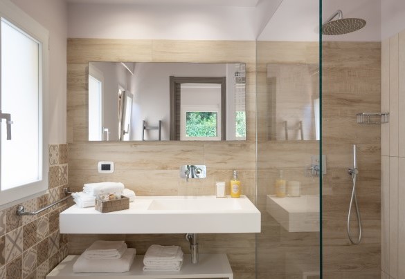 Bagno ensuite con doccia al primo piano – Villa Provenza