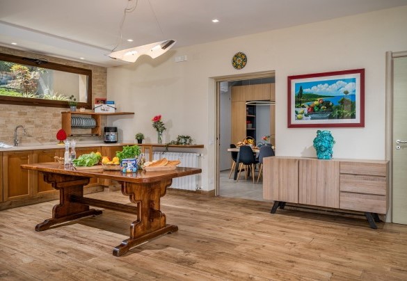 La cucina comunicante con la zona colazione - Villa Provenza