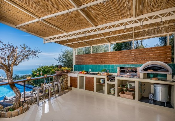 La cucina esterna attrezzata - Villa Provenza