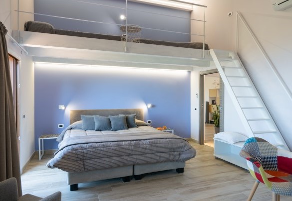 Camera matrimoniale con soppalco e bagno ensuite al primo piano – Villa Provenza