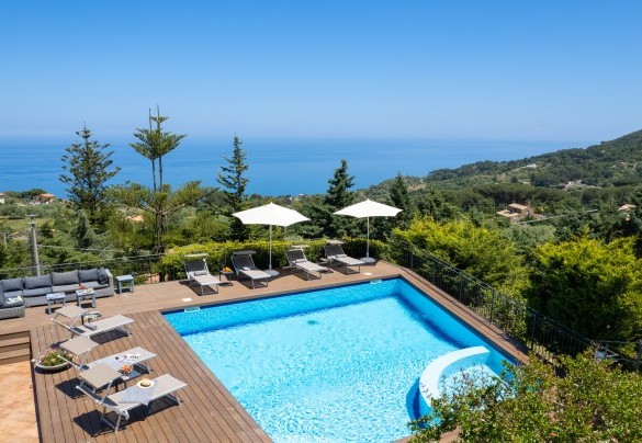 La vista mare dalla piscina – Villa Provenza