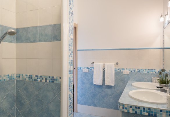 Bagno privato con doccia al piano terra – Villa Provenza