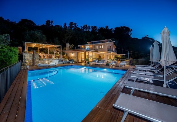 Villa illuminata di sera - Villa Provenza