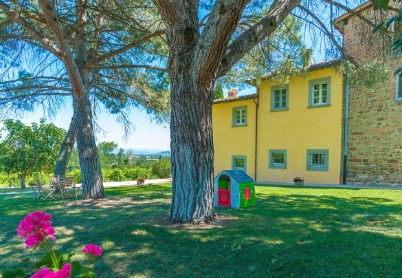 Giochi per bambini nel prato curato – Villa Pucci 