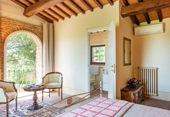 Camera matrimoniale n.6 con bagno en-suite, nella torre – Villa Pucci 