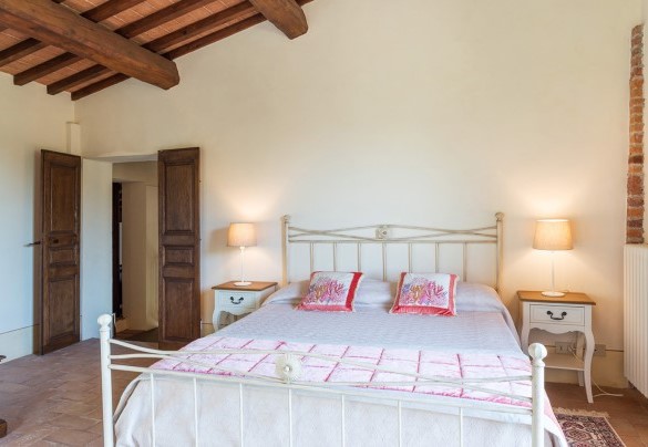 Camera matrimoniale n.6 con bagno en-suite, nella torre – Villa Pucci 