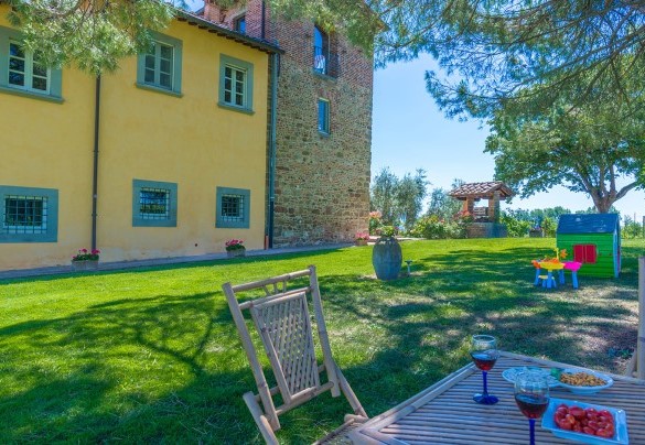La grande zona a prato, puntellata da alti ed ombreggianti alberi – Villa Pucci 