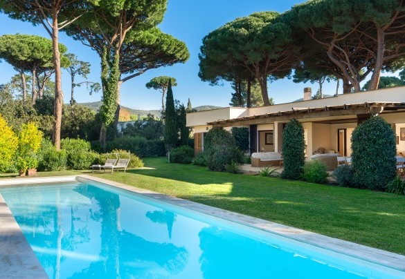 Pergola with dining and living area overlooks the pool - Villa Puntala