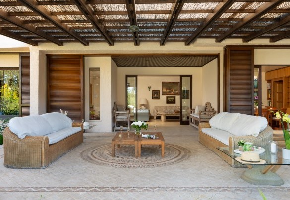 Pergola with dining and living area  - Villa Puntala
