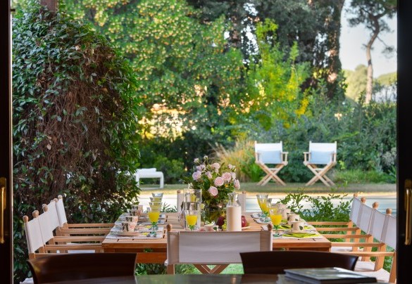 The dining area with the pool view - Villa Puntala