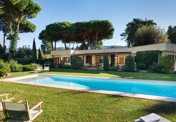 The pool nestled on the well-kept lawn - Villa Puntala