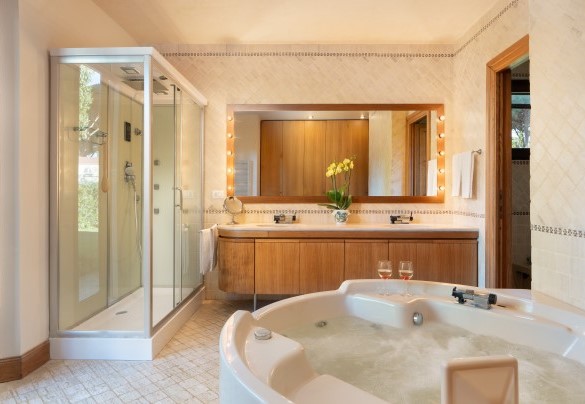 Ensuite bathroom with shower and hot tub n. 1 - Villa Puntala