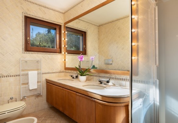 Ensuite bathroom with shower n. 3 - Villa Puntala