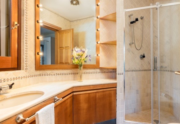 Ensuite bathroom with shower n. 5 - Villa Puntala