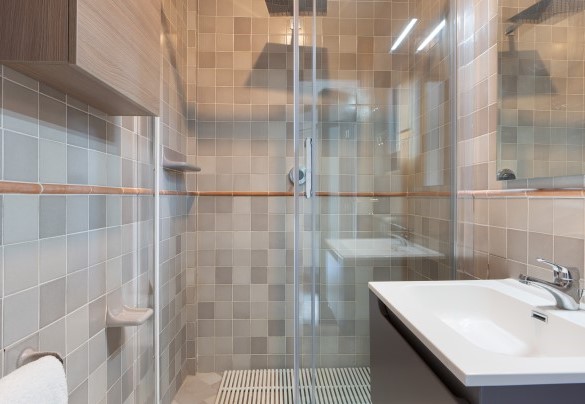 Ensuite bathroom with shower n. 2 - Villa Puntala