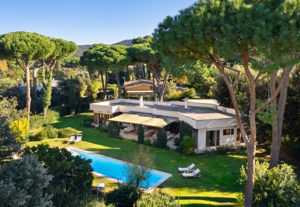The pergola with dining and living area overlooks the pool - Villa Puntala