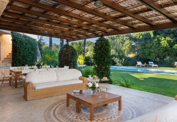 Pergola with dining and living area overlooks the pool - Villa Puntala