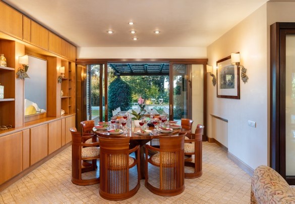 The  living with dining area - Villa Puntala