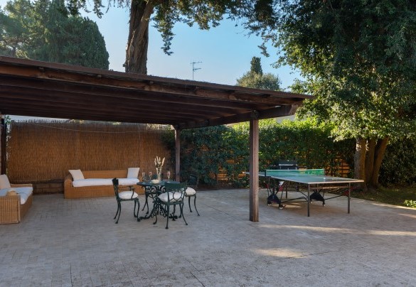 The pergola with barbacue near the kitchen and laundry - Villa Puntala
