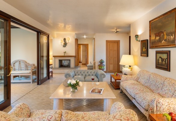 The living area with  large windows - Villa Puntala