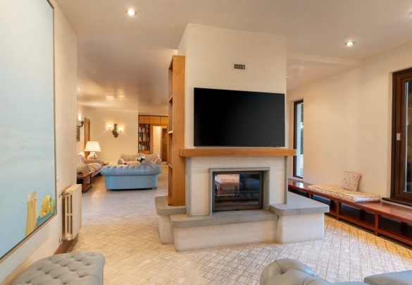 The living area with ornamental fireplace - Villa Puntala