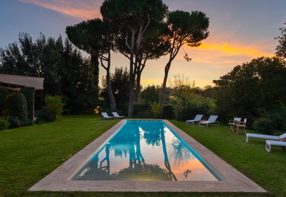 The swimming pool at sunset - Villa Puntala