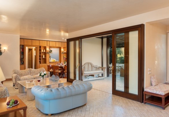 The living area with large windows - Villa Puntala
