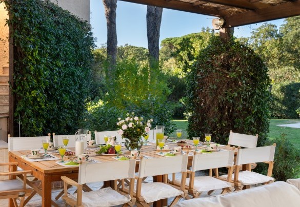 The dining area on the pergola - Villa Puntala