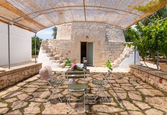 Angolo colazione di fronte al trullo – Villa Puspo