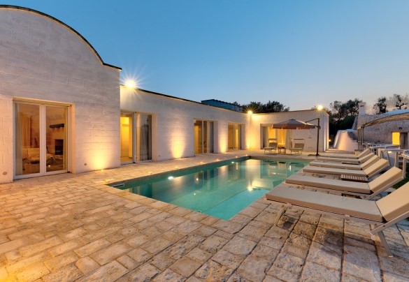 Piscina e solarium – Villa Puspo