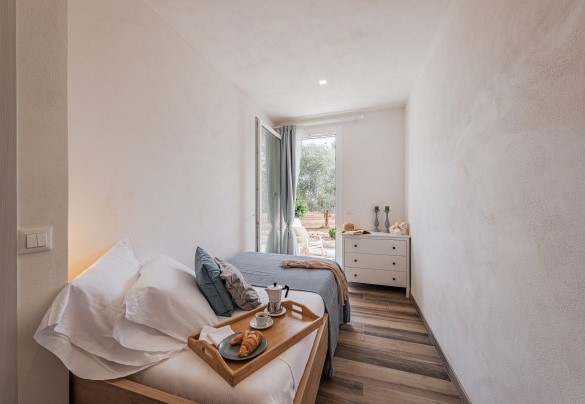 Camera singola n.2 con letto alla francese e con uscita sull’uliveto – Villa Puspo