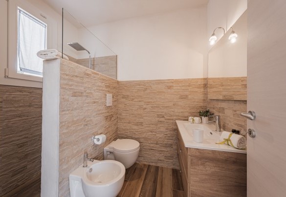Il bagno en-suite n.1 alla camera matrimoniale n.1  – Villa Puspo