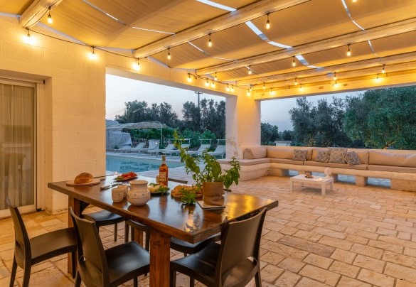 Area pranzo esterna in veste notturna – Villa Puspo