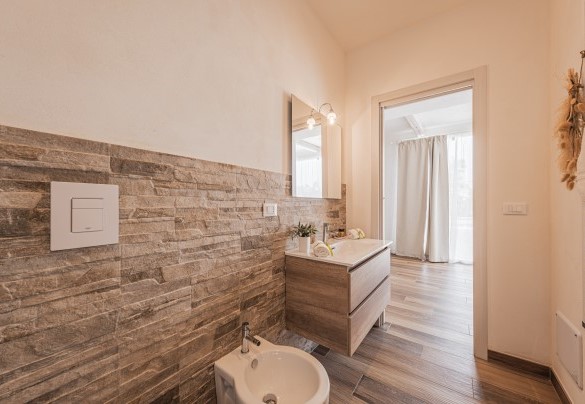 Il bagno n.2 affaccia sul corridoio con vista sulla piscina  – Villa Puspo