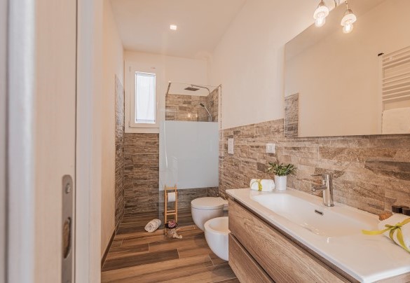 Elegante bagno n.2 in comune alle due camere alla francese  – Villa Puspo