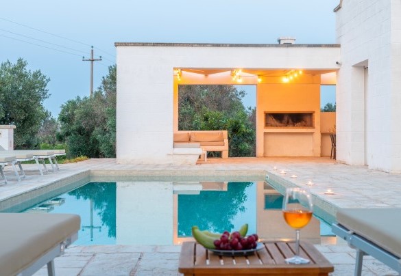 Area pranzo esterna con affaccio piscina – Villa Puspo