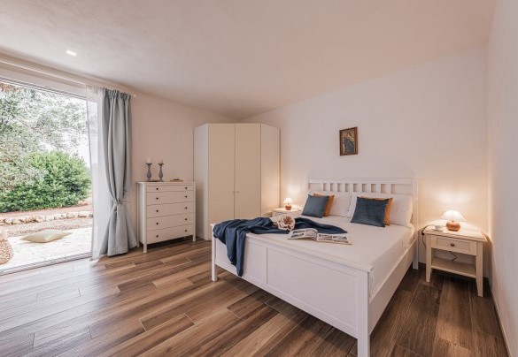 L’ampia camera matrimoniale n.4 ha bagno en-suite n.3 e uscita sull’uliveto retrostante – Villa Puspo