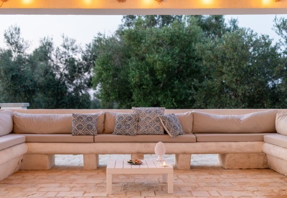 Divano in pietra fronte cucina esterna – Villa Puspo