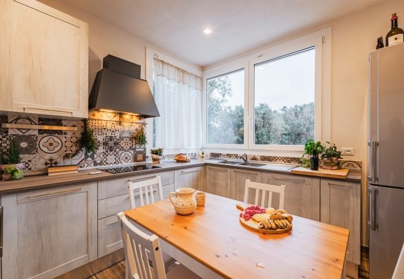 La cucina si sviluppa su tre lati ed è ben accessoriata – Villa Puspo
