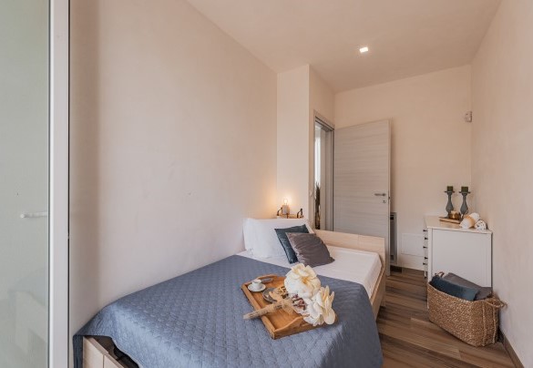Camera singola n.3 con letto alla francese  – Villa Puspo