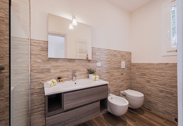 Il bagno en-suite n.3 alla camera matrimoniale n.4 – Villa Puspo