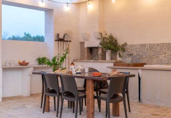 Zona pranzo esterna – Villa Puspo