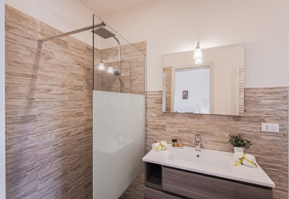 La doccia del bagno en-suite n.3  – Villa Puspo