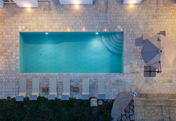 Piscina e area solarium viste dall’alto – Villa Puspo